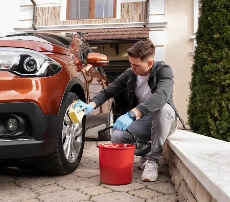 Lavage auto à domicile Le Bono : professionnel intervenant sur un véhicule